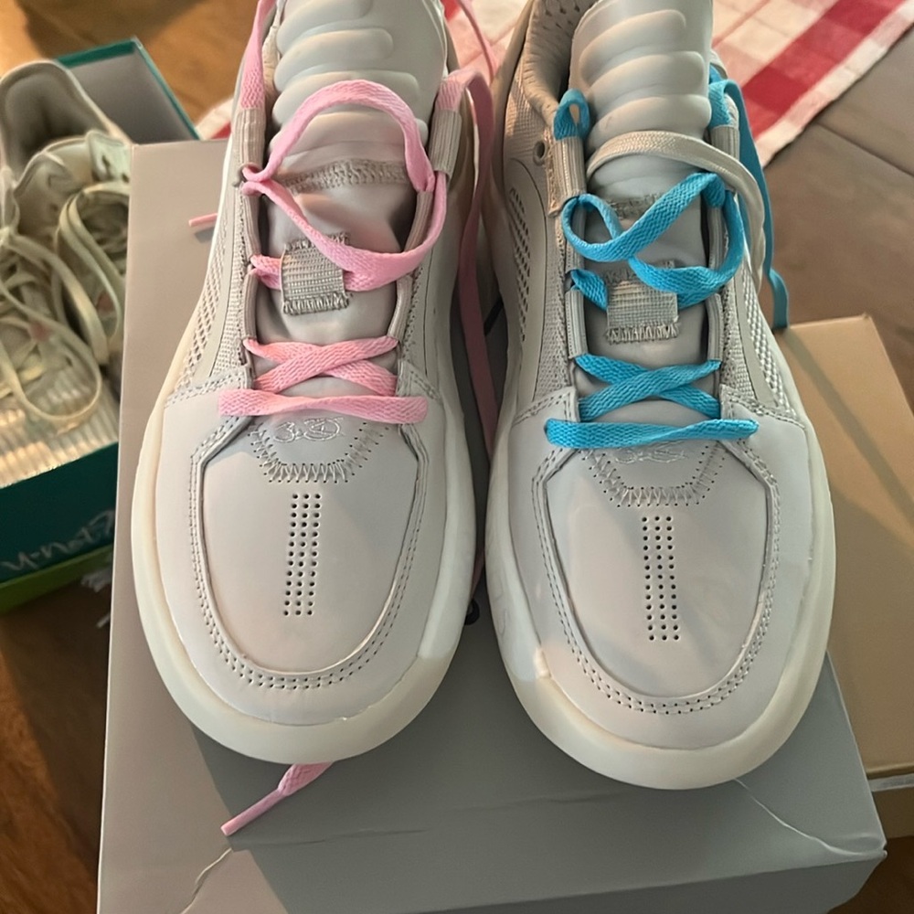 Men’s court shoes with Pink and Blue Laces
